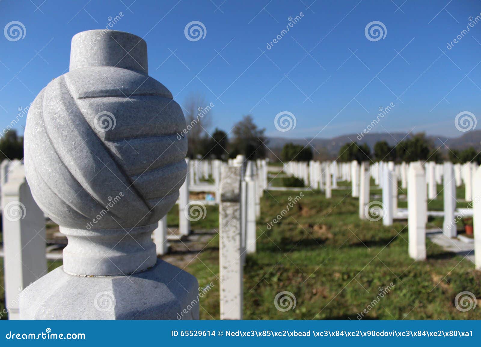 découvrez la signification de rêver de cimetière en islam, une interprétation riche de symboles et de messages spirituels selon les traditions islamiques.