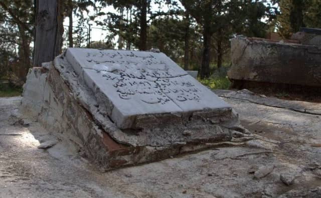découvrez l'interprétation des rêves impliquant un cimetière selon les enseignements islamiques, et comprenez leurs significations spirituelles et symboliques.