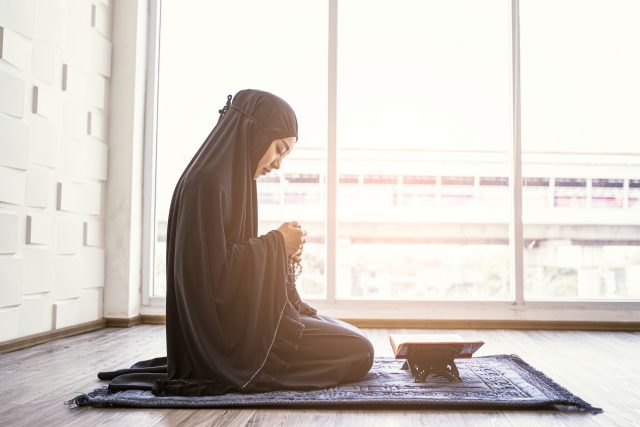 découvrez la signification de rêver de dire en islam et interprétez ce que ces rêves révèlent selon les traditions islamiques.