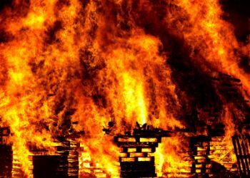 découvrez l'interprétation des rêves liés à une explosion dans le contexte de l'islam, et comprenez leurs significations spirituelles et symboliques selon les traditions islamiques.