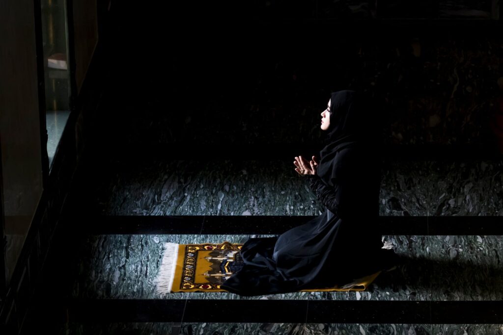 découvrez l'interprétation islamique de rêver de poursuivre quelqu'un et comprenez sa signification spirituelle et symbolique selon les traditions islamiques.
