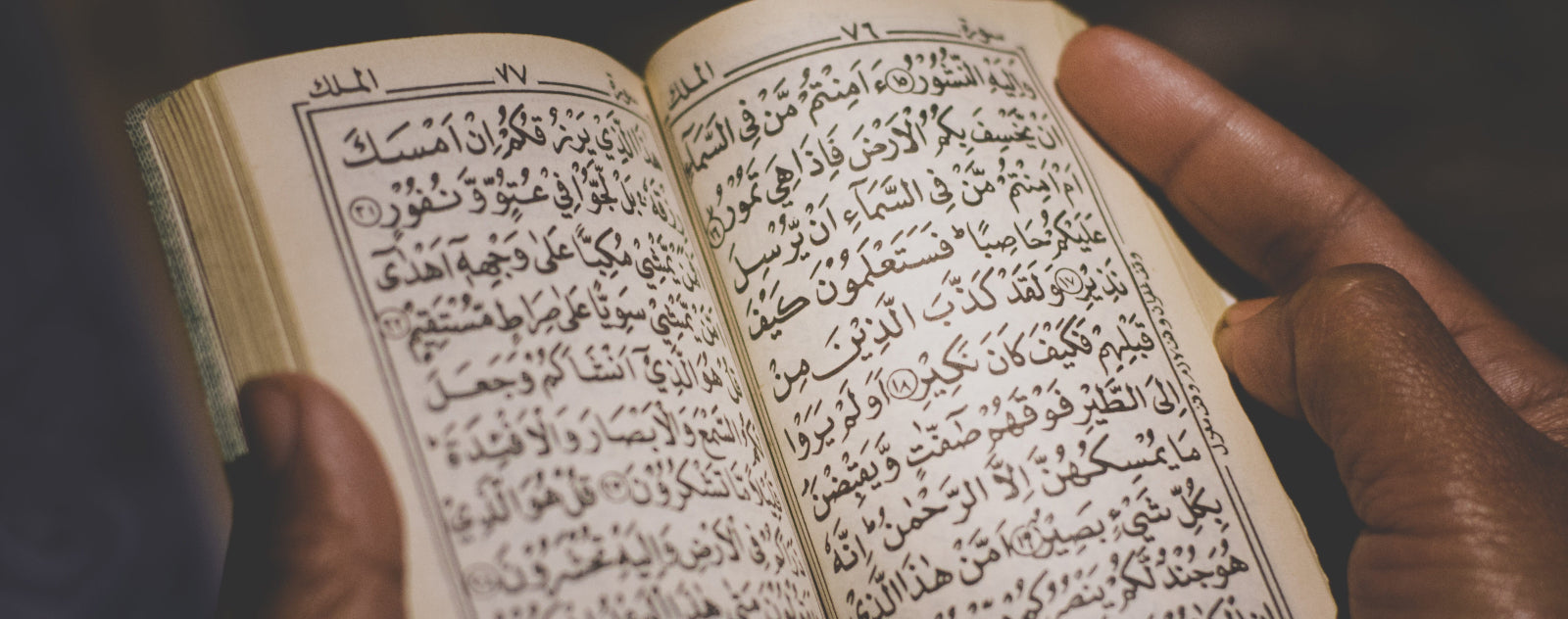 découvrez l'interprétation du rêve de tsunami en islam, ses significations symboliques et spirituelles selon les enseignements islamiques.