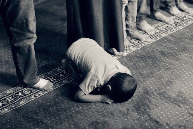 découvrez la signification de rêver de prier selon l'islam, une interprétation riche de spiritualité et de messages divins dans vos rêves.